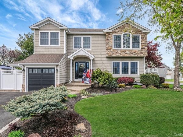 512 Heathcliff Drive , Seaford, NY 11783