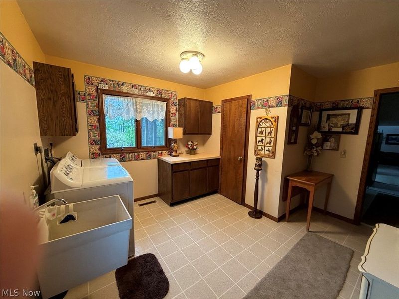 2359 Oak Tree Drive NW, Dover, OH 44622 Photo 3