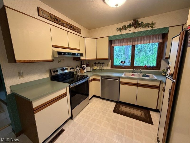 2359 Oak Tree Drive NW, Dover, OH 44622 Photo 6