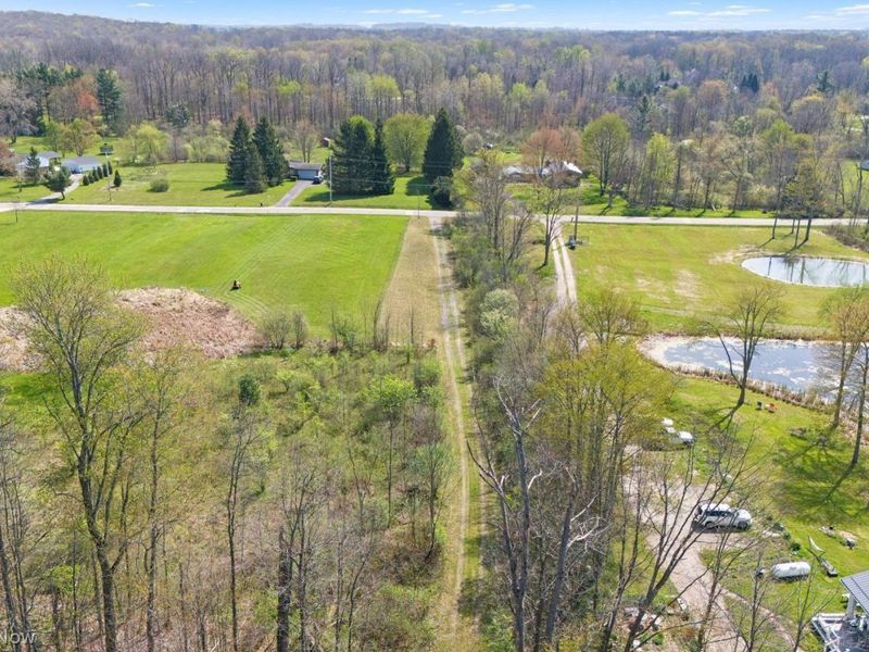 17990 Snyder Road, Chagrin Falls, OH 44023 Photo 3