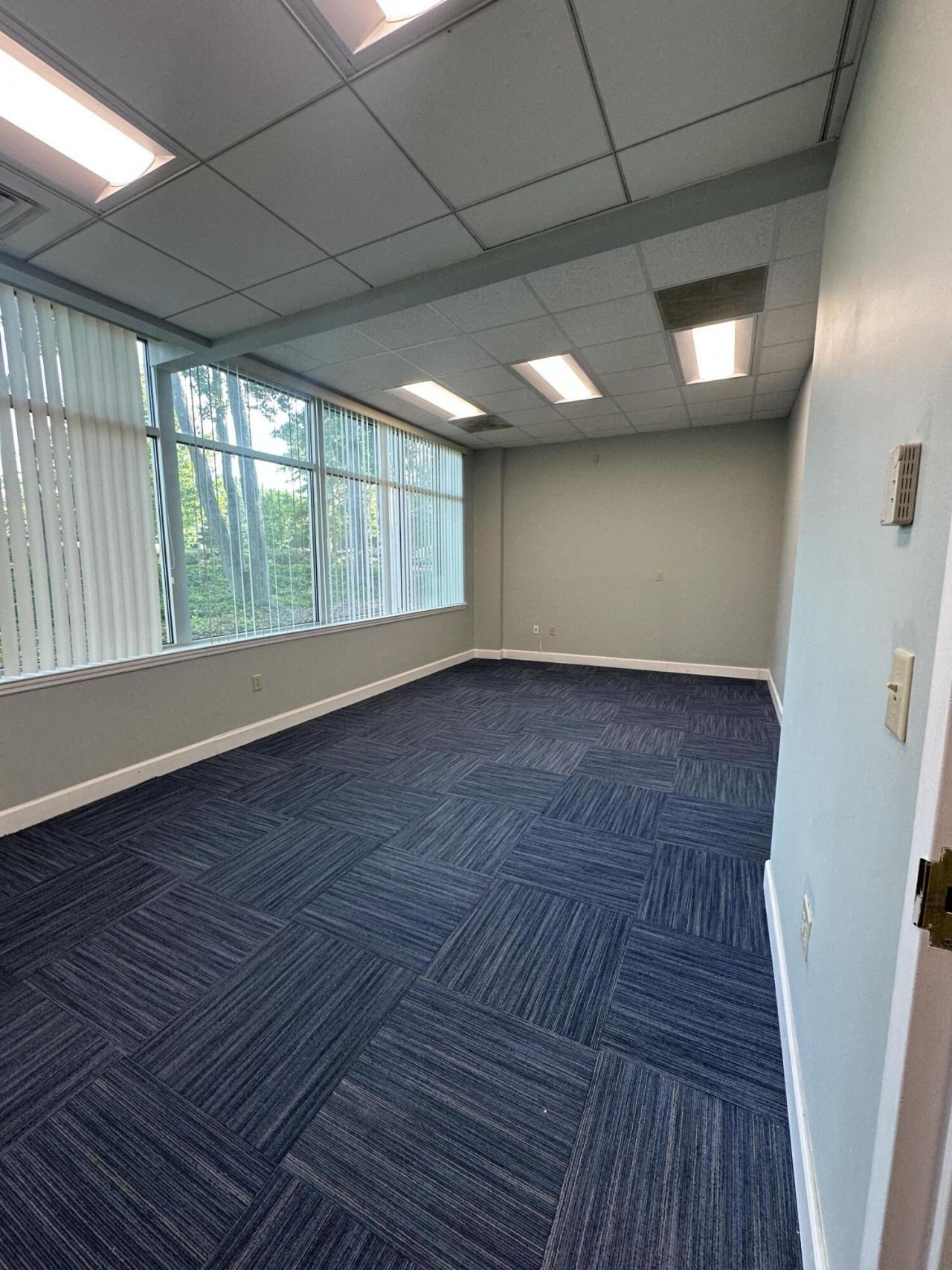 735 Johnnie Dodds Boulevard  Photo 5