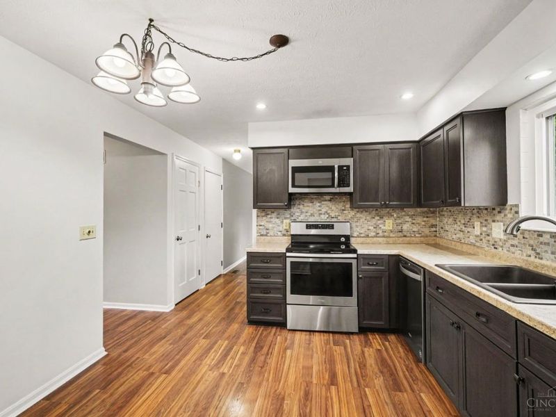 7594 Cinnamon Woods Drive, West Chester, OH 45069 Photo 5