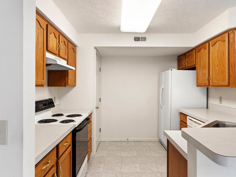 5892 Stonebridge Circle, Unit 202, Miami Twp, OH 45150 Photo 8