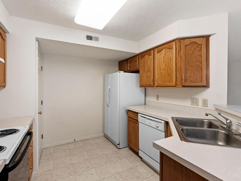 5892 Stonebridge Circle, Unit 202, Miami Twp, OH 45150 Photo 9