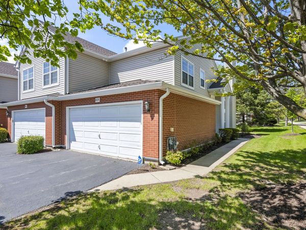 828 Old Checker Road , Buffalo Grove, IL 60089