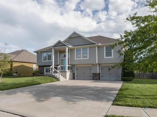 2301 NE Treetop Drive, Blue Springs, MO 64029
