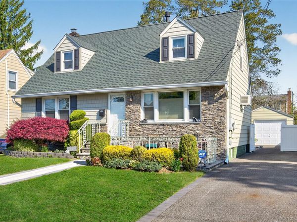 31 Broadway, New Hyde Park, NY 11040