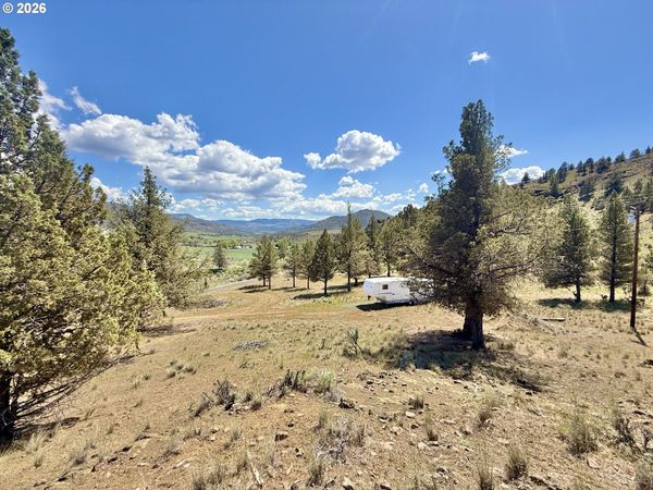 111 Cemetery RD, Monument, OR 97864