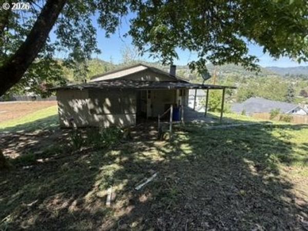 1410 NW GROVE ST, Roseburg, OR 97471
