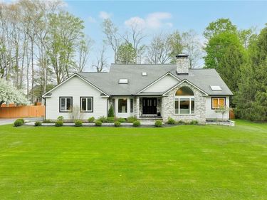 17 Crossbow Drive, Penfield, NY 14526