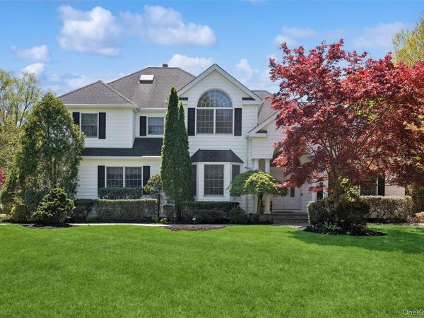 4 Astor Court , Dix Hills, NY 11746