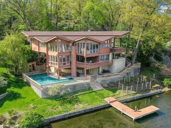 8 Meadowbrook Ter, Byram, NJ 07871