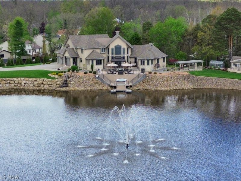 2900 Whispering Pines Drive, Canfield, OH 44406 Photo 2