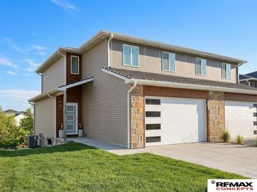 959 Titan Drive , Hickman, NE 68372
