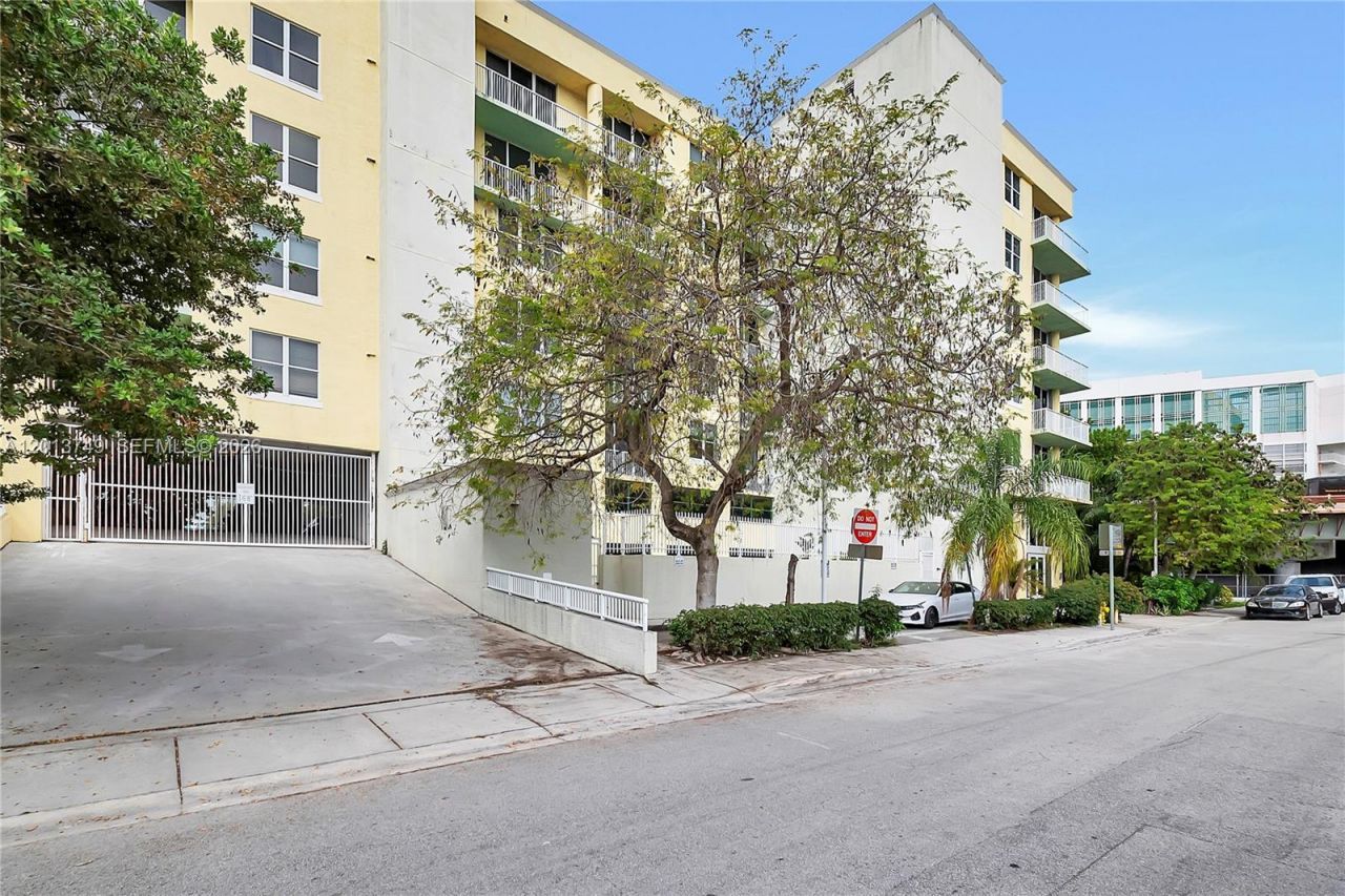 1350 NW 8th Ct , Unit B2-4, Miami, FL 33136 Photo