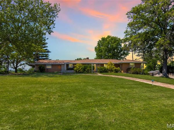 10000 Stonell Drive, Affton, MO 63123