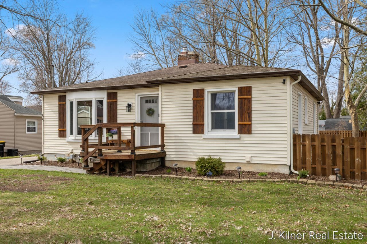65 Betty Street Ne, Comstock Park, MI 49321 Main Photo