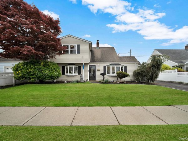 226 Old Farm Road , Levittown, NY 11756