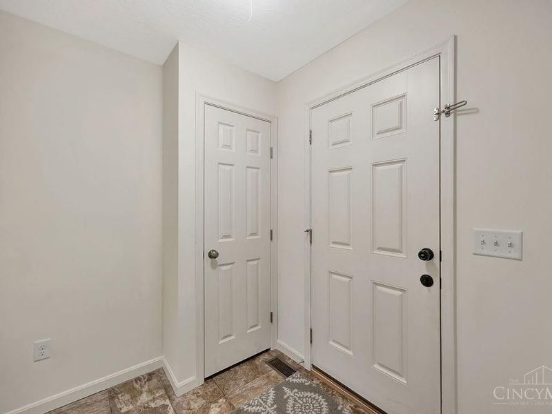 723 Grande Oaks Drive, Hamilton Twp, OH 45152 Photo 3