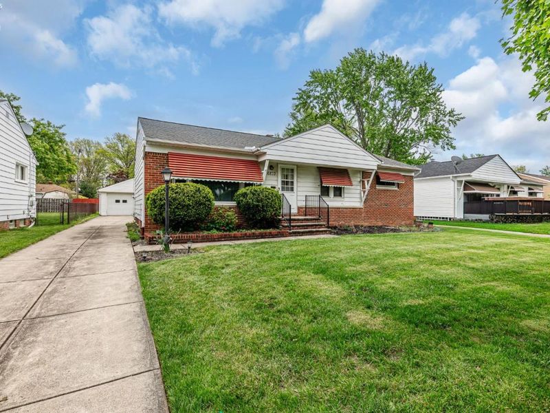 6833 Maplewood Road, Parma, OH 44130 Photo 2