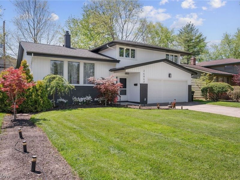 24042 Greenlawn Avenue, Beachwood, OH 44122 Photo 2