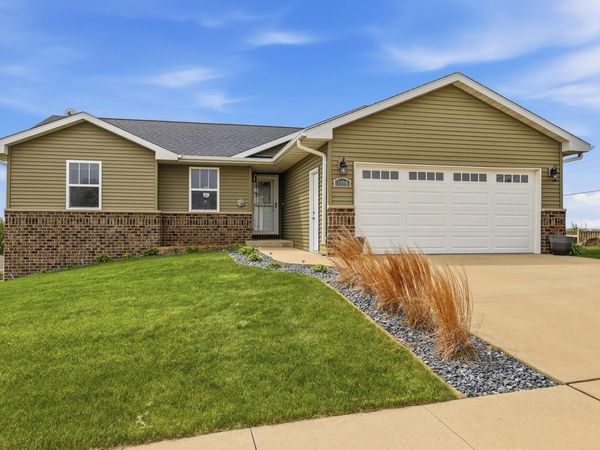 1990 Sky Blue Drive, Dubuque, IA 52001