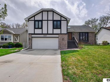 15017 Pepperwood Drive, Omaha, NE 68154