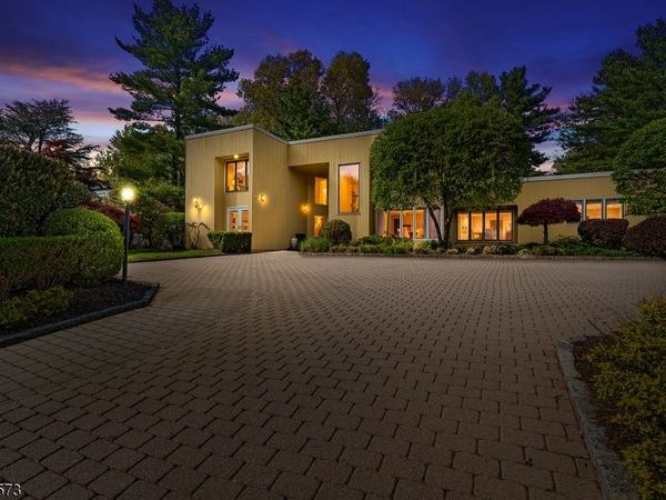 37 Hemlock Rd, Livingston, NJ 07039