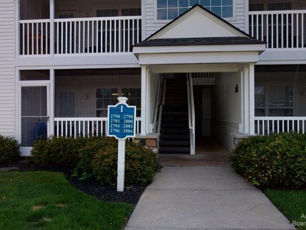 2802 S Knightsbridge Circle, Ann Arbor, MI 48105