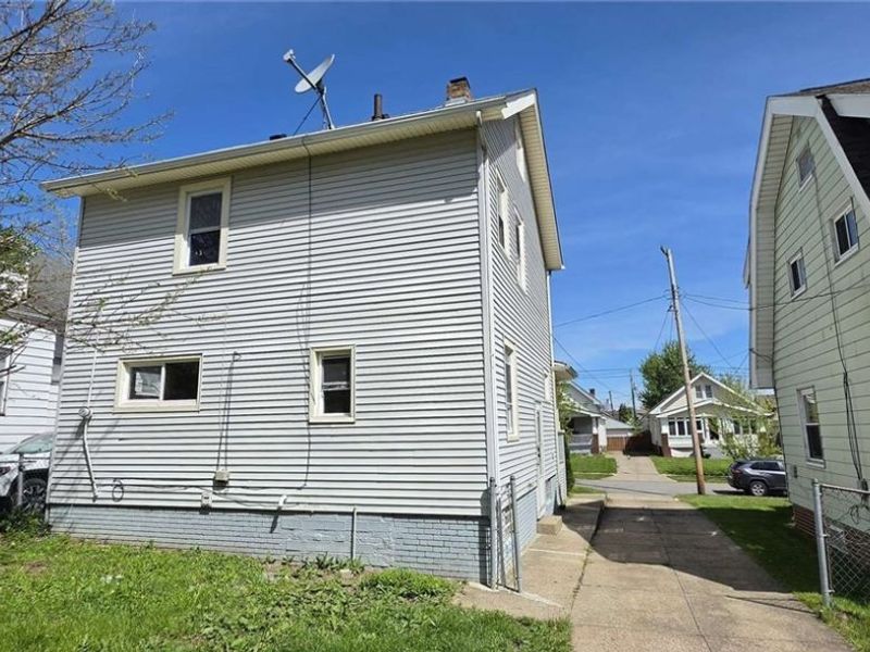 3005 Hillcrest Avenue, Cleveland, OH 44109 Photo 2