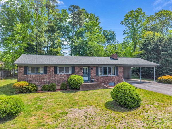 121 Greenfield Lane , Hendersonville, NC 28792