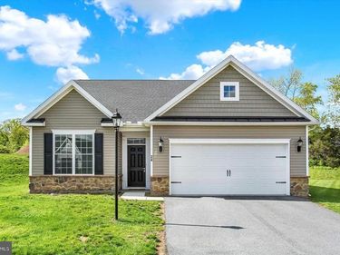 24 FLICKER COURT, GETTYSBURG, PA 17325