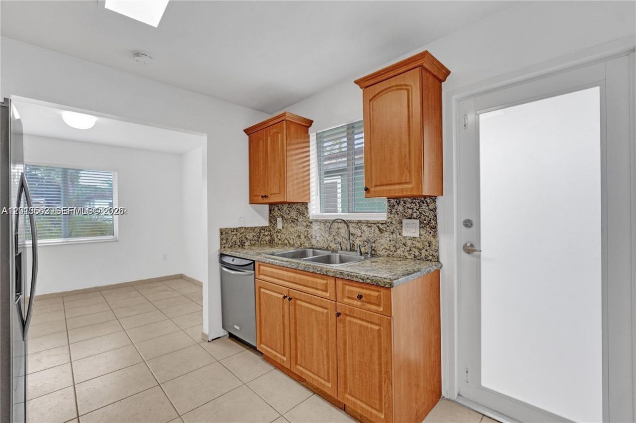 2747 SW 17th St , Miami, FL 33145 Photo