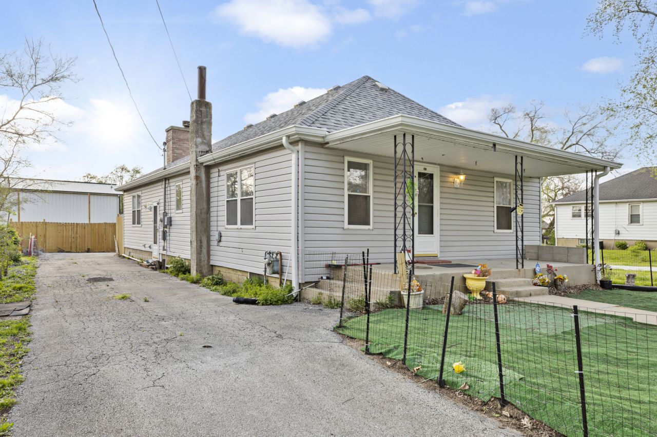 907 N Virginia Street, Watseka, IL 60970 Main Photo