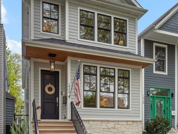 1924 W Farragut Avenue , Chicago, IL 60640