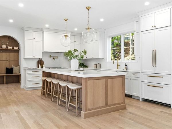 8 Priscilla Ln, Winchester, MA 01890