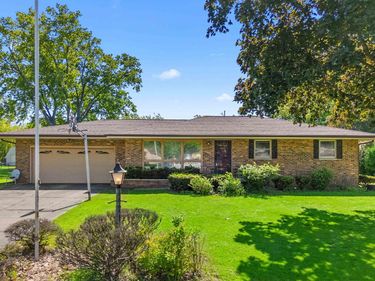 2812 DEVERON Circle, Pekin, IL 61554