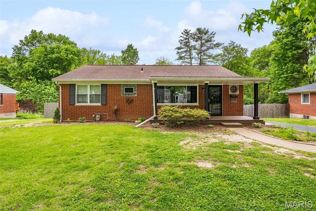 108 Lakeview Drive, Belleville, IL 62223 Main Photo