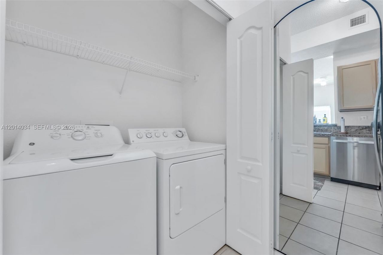 6001 SW 70th St , Unit 412, South Miami, FL 33143 Photo