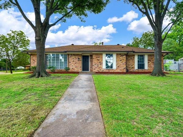 400 Brook Hollow Circle , DeSoto, TX 75115