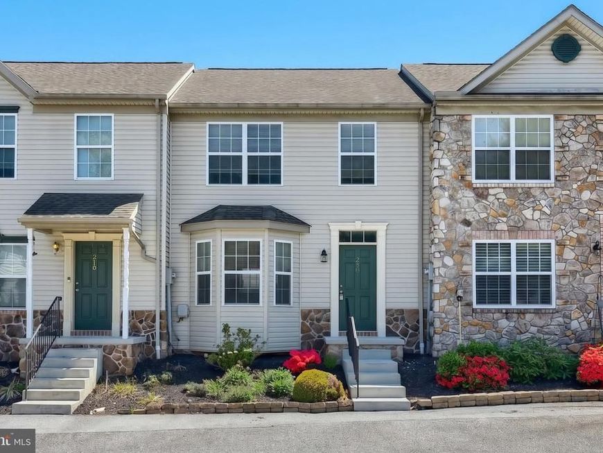 208 Royal Drive, Manchester, PA 17345 Main Photo