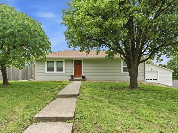 8630 Hilltop Road, De Soto, KS 66018
