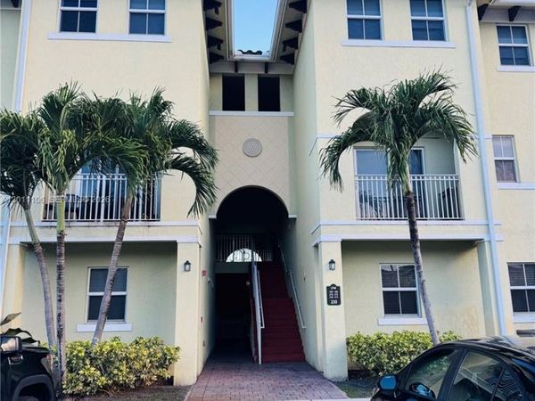 230 NW 109 AVE , Unit 3-214, Miami, FL 33172