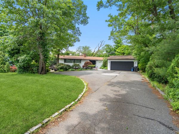 27 Parkway Drive, Roslyn Heights, NY 11577