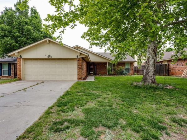 1011 Royal Lane, Yukon, OK 73099