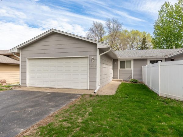 1031 Eastview Circle, Shakopee, MN 55379