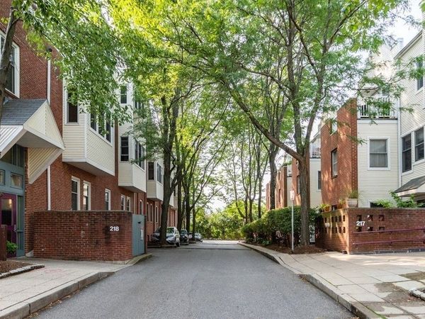 218 Thorndike Pl, Unit 204, Cambridge, MA 02141