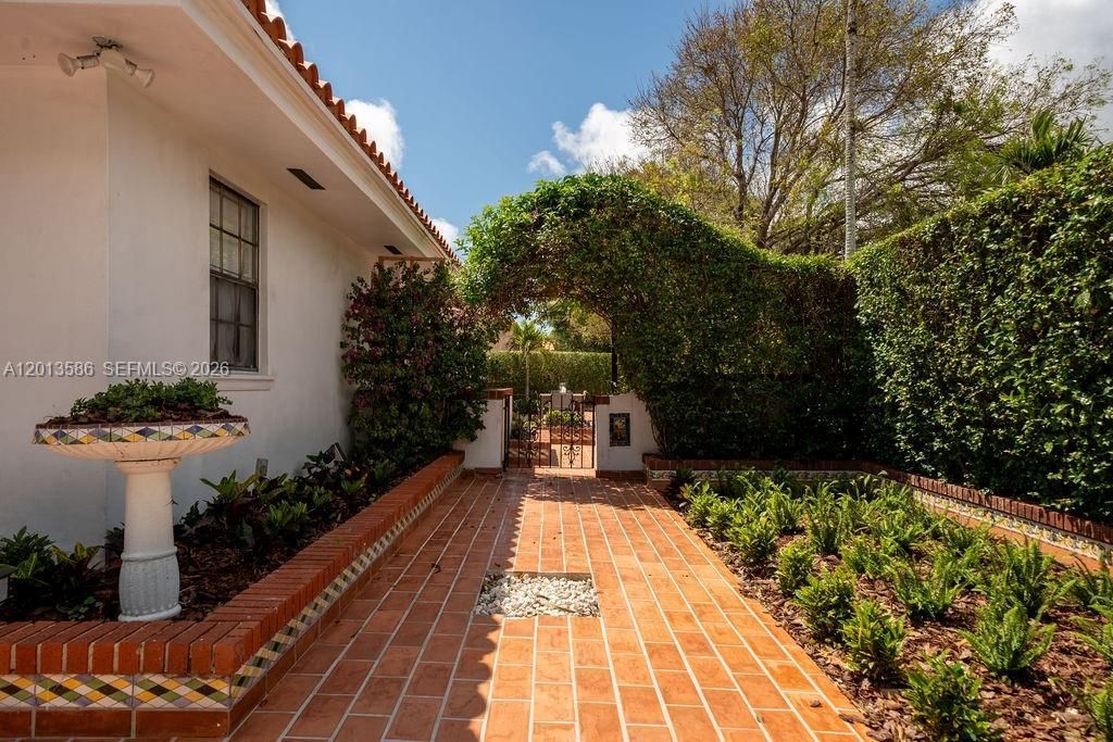 1550 S Greenway Dr, Coral Gables, FL 33134 Photo