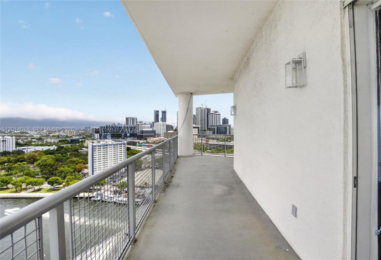 10 SW South River Dr , Unit PHI01, Miami, FL 33130 Photo
