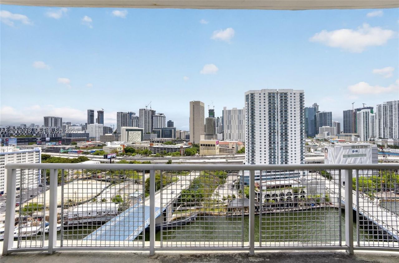 10 SW South River Dr , Unit PHI01, Miami, FL 33130 Photo